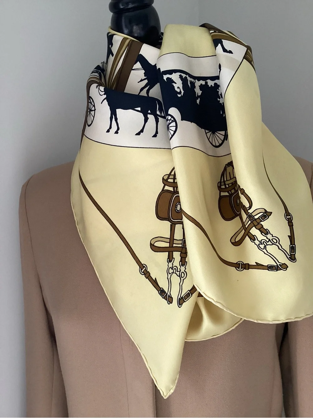 Authentic vintage Hermès silk square "Paris qui roule" from 1951 . With box . - Picture 1 of 16